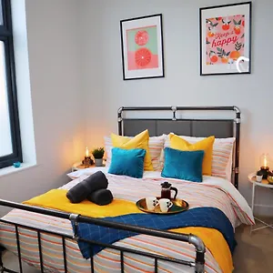 Urban Chic: Trendy 2-bedroom With Smart Amenities Apartment Bournemouth