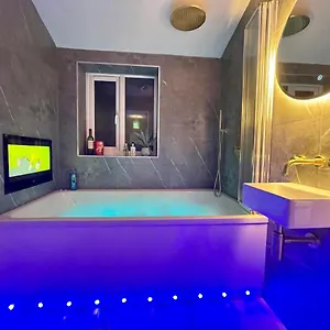Coastline Retreats: Beachside Luxury With Jet Bath & Entertainment Apartment Bournemouth
