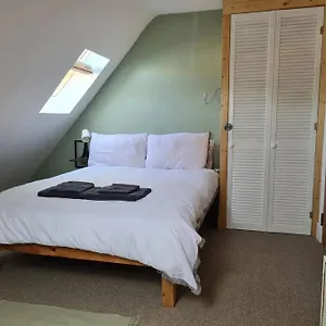  Holiday home 6 En-suite Bedrooms; Garden; Driveway;pet Friendly